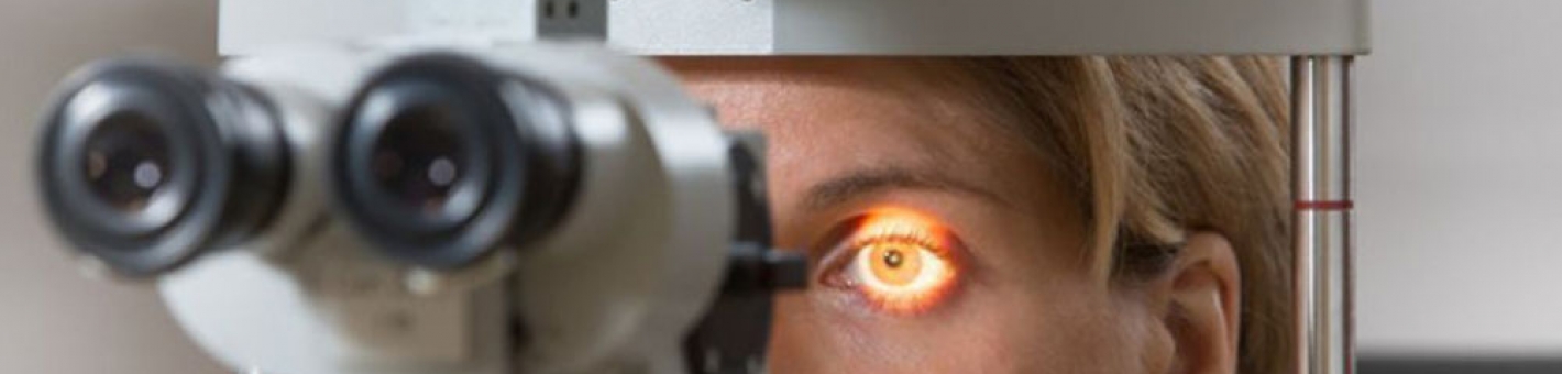 Осмотр глазного дна с фундус-линзой